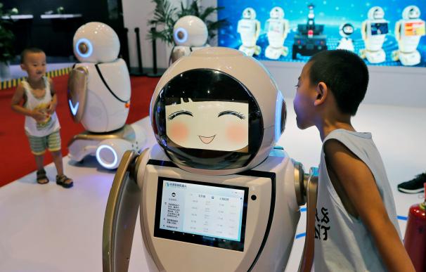 Un niño habla con un robot durante la conferencia World Robot 2019 en Beijing, China, 20 de agosto de 2019. /EFE/EPA/WU HONG