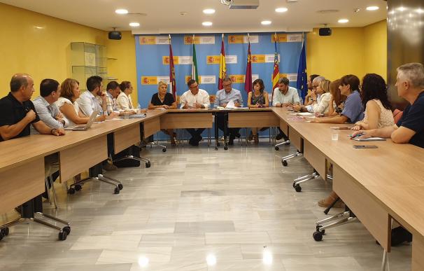 Imagen de la reunión entre Diego Conesa, con el resto de miembros del partido, y el presidente de la CHS,Mario Urrea