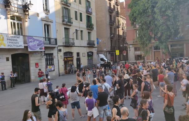 Unas 200 personas protestan contra las agresiones sexuales en las fiestas de Gràcia