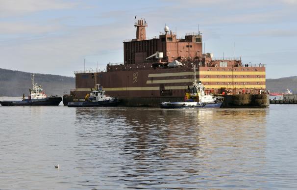 La planta flotante Akademik Lomonosov en Murmansk, tras ser transportada desde San Petersburgo para ser cargada de combustible (Foto: Rosatom)