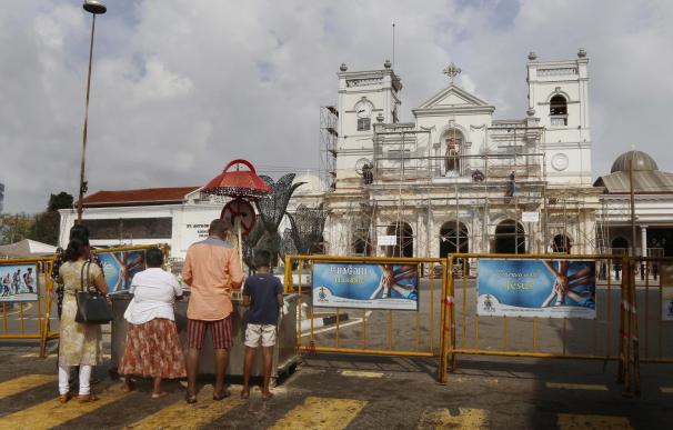 Cristianos de Sri Lanka rezan en la calle frente a la Iglesia de San Antonio, dañada en el ataque suicida. /EFE/EPA/M.A.PUSHPA KUMARA