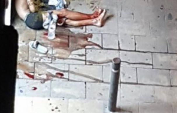 La imagen del herido en el apuñalamiento de Sant Pere Més Alt. /@BCNHelpers