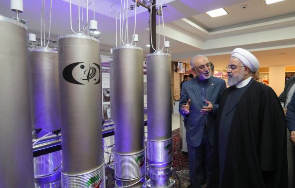 Hasán Rohaní, durante una visita a la organización de tecnología nuclear Ali Akbar Salehila en Teherán, Irán, el pasado 9 de abril. EFE/ARCHIVO