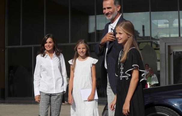 Los reyes Felipe y Letizia, junto a sus hijas, la princesa Leonor y la infanta Sofía, a su llegada al Hospital Clínico Quirón de Pozuelo. /EFE/Kiko Huesca