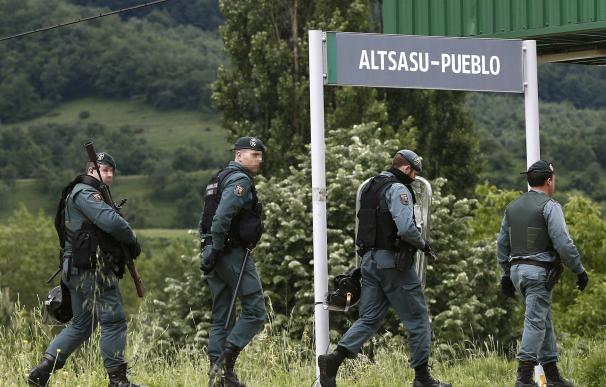 Efectivos de la Guardia Civil en Alsasua tras la detención de cuatro condenados