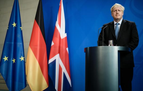 Boris Johnson durante una rueda de prensa en el G7. / EFE