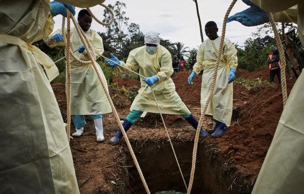 Entierro de una víctima de ébola en el Congo