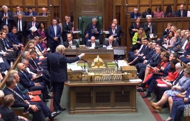 Boris Johnson pierde la mayoría en el Parlamento tras desertar un diputado
