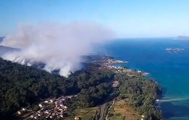 Imagen de uno de los incendios en Galicia. / EFE