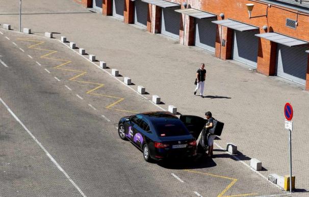 Un vehículo de Cabify deja a un pasajero en la estación de Atocha, en Madrid. /EFE