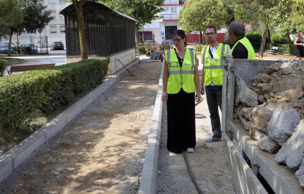 La alcaldesa de Móstoles, Noelia Posse, visita unas boras de acerado