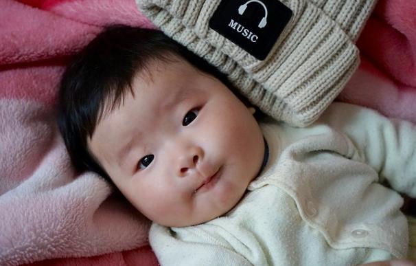 Fotografía de un bebé con rasgos asiáticos.