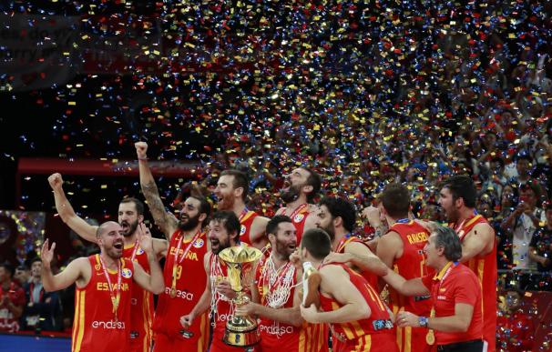 España levanta la copa de campeón del mundo. / EFE
