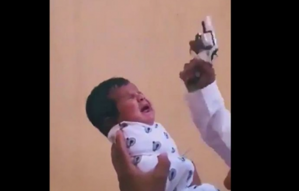 Fotografía del bebé al que metieron un arma en la boca.