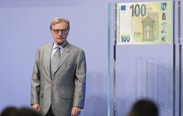 Yves Mersch (BCE) Junto A Un Billete De 100 Euros