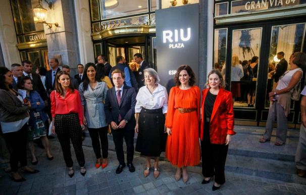 Representantes del Gobierno municipal y regional asisten a la inauguración del Hotel RIU Plaza España.