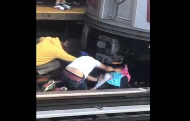 Fotografía de la niña que sobrevivió a un suceso en el metro.