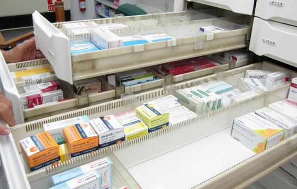 Fotografía medicamentos en una farmacia / EFE