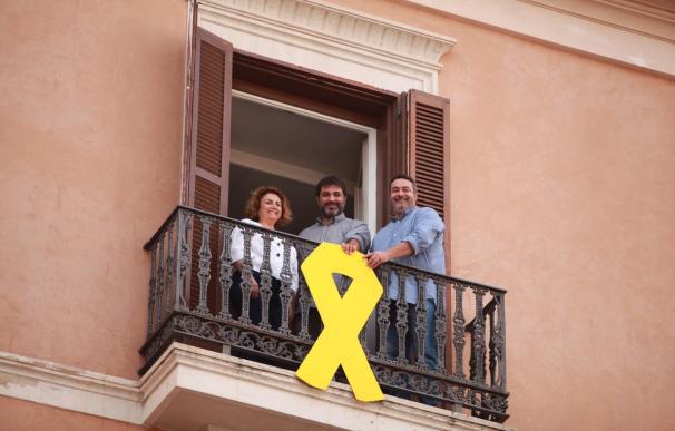 Lazo amarillo instalado en uno de los balcones de los diputados de MÉS en el Parlament.