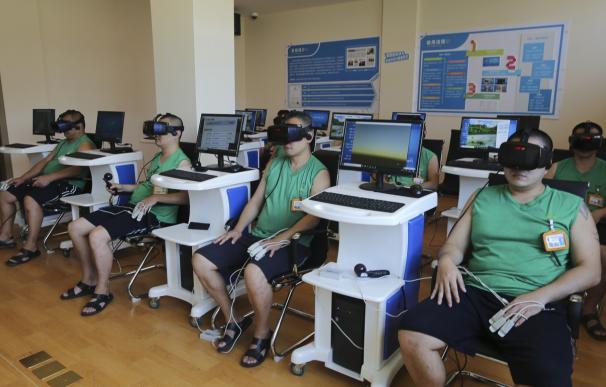 Jóvenes en rehabilitación por drogas con gafas VR