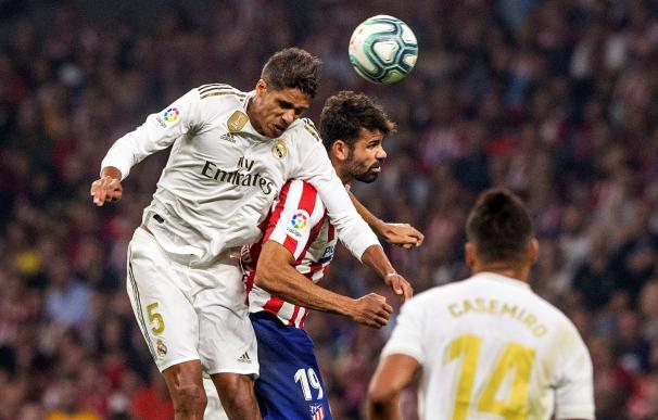 Diego Costa y Varane luchan por un balón. / EFE
