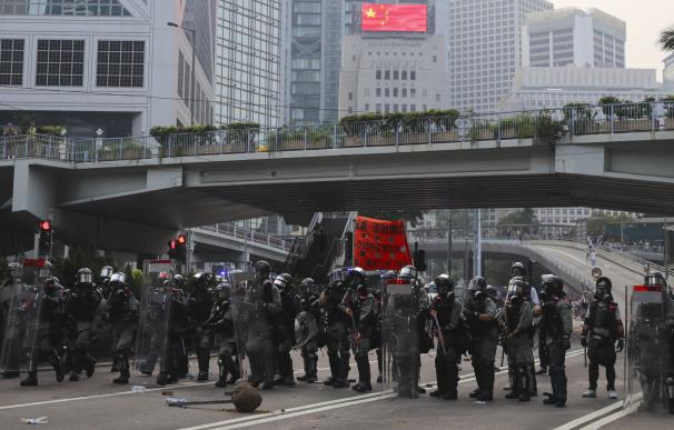 Los antidisturbios en Hong Kong. / EFE