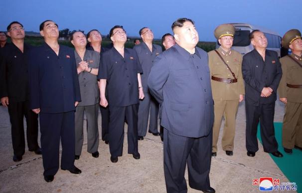 Kim Jong-un supervisa el lanzamiento de misiles sobre el mar de Japón. / EFE / KCNA