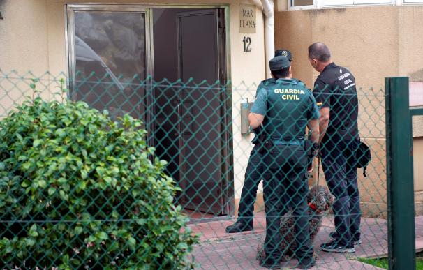 La Guardia Civil registra la vivienda de la detenida en Castro Urdiales