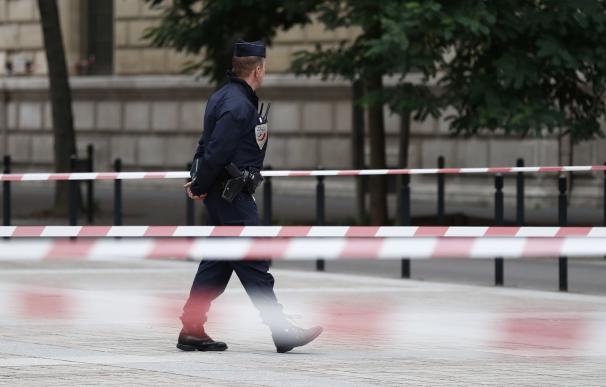 La Policía francesa cierra el acceso a la zona. /EFE