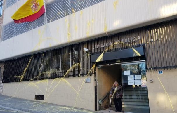 Arran lanza pintura amarilla a la comisaría de Policía de Terrassa