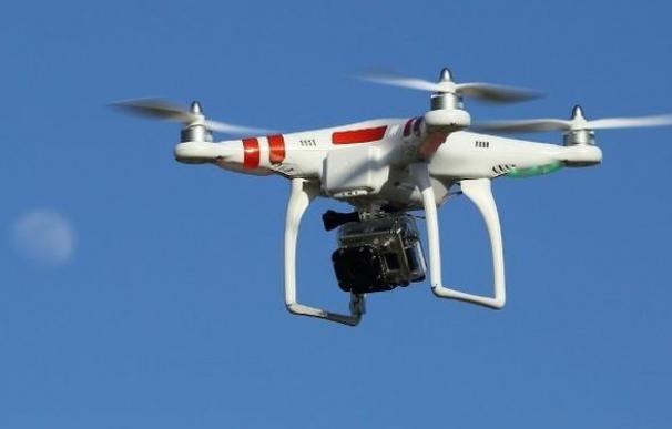 Un dron deja un paquete en el patio de una cárcel ultramoderna francesa
