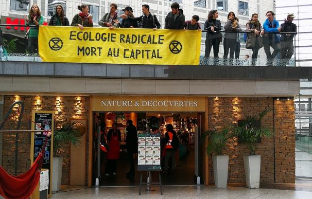 Ocupación de un centro comercial con activistas climáticos y 'chalecos amarillos' en París