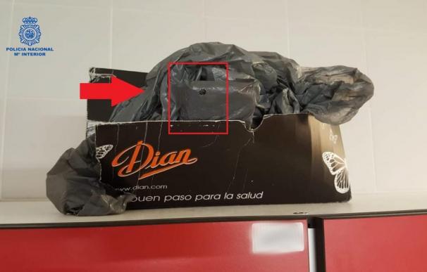 Imagen del dispositivo móvil utilizado por el médico para grabar, cubierto con plástico y metido en una caja. /Policía