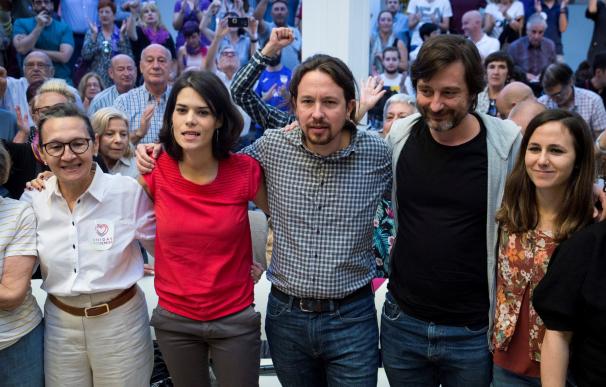 El líder de Podemos, Pablo Iglesias, acompañado por Ione Belarra (d), Rafa Mayoral (2d) e Isa Serra (2i). /EFE