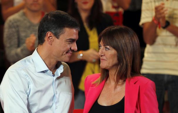 El candidato y presidente del Gobierno en funciones, Pedro Sánchez (i), junto a Idoia Mendia. /EFE