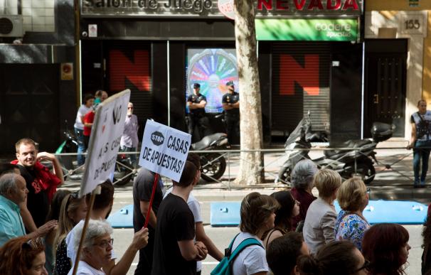 Cientos de personas participan este domingo en Madrid en una manifestación para denunciar la proliferación de las casas de juego y apuestas. /EFE