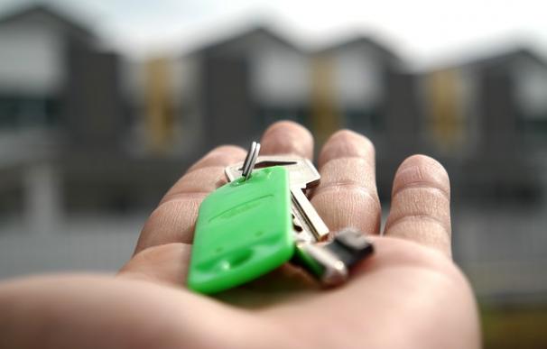 Fotografía de las llaves de una vivienda para alquilar.