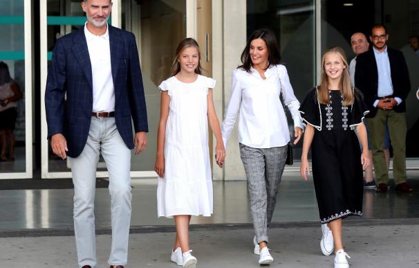 Los reyes Felipe y Letizia, junto a sus hijas, la princesa Leonor y la infanta Sofía, a la salida del Hospital. /EFE