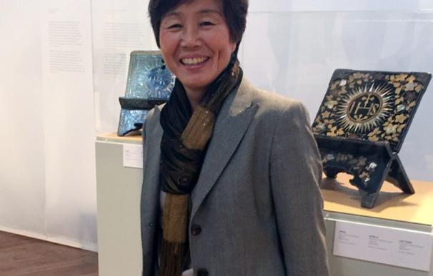 La investigadora Yayoi Kawamura frente a obras de arte de laca Nambán.