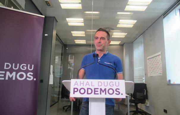 El portavoz de Comunicación de Podemos Euskadi, Andeka Larrea, en una rueda de prensa en Bilbao.