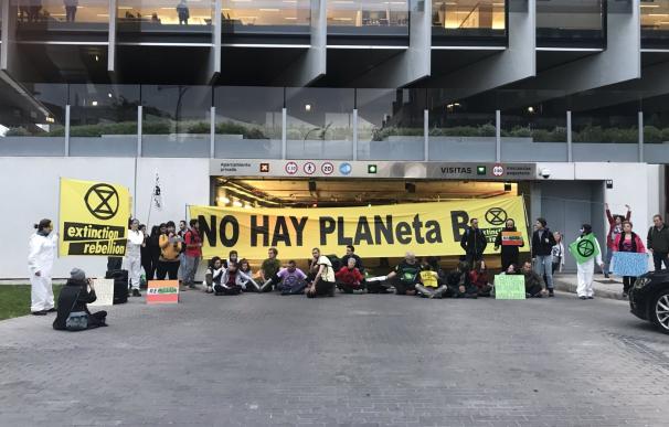 Activistas climáticos se manifiestan ante Repsol en Madrid