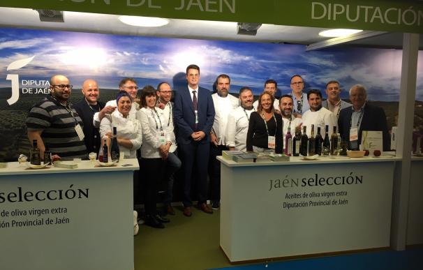 Visita de miembros de Euro Toques al estand de la Diputación de Jaén en San Sebastián Gastronómika.
