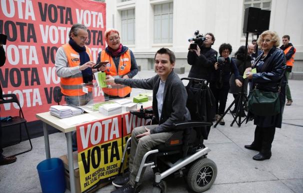 Pablo Soto y Manuela Carmena en una mesa de votación de Decida Madrid