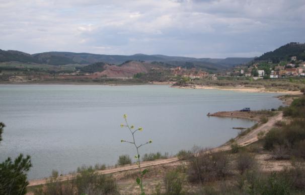 Uno De Los Embalses De La Cuenca Del Ebro