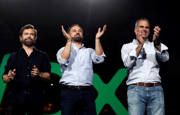 El líder de Vox, Santiago Abascal (c), junto a el secretario general del partido, Javier Ortega Smith (d), y el portavoz en el Congreso, Iván Espinosa (i)