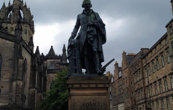 Escultura de Adam Smith en Edimburgo