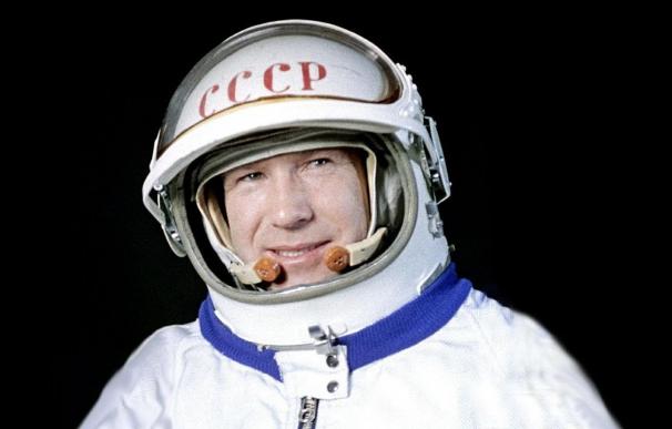 Alexéi Leónov, primer astronauta en realizar un paseo espacial