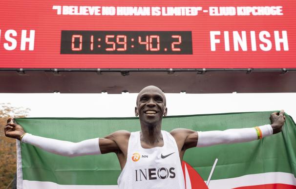 Eliud Kipchoge, poseedor del récord mundial de maratón de Kenia, celebra con la bandera de Kenia frente a la línea de meta después del Desafío INEOS en Viena, Austria, el 12 de octubre de 2019. /EFE