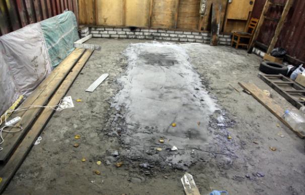 El garaje con la plancha de hormigón bajo la que se halló el cadáver. /Bryansk.sledcom.ru