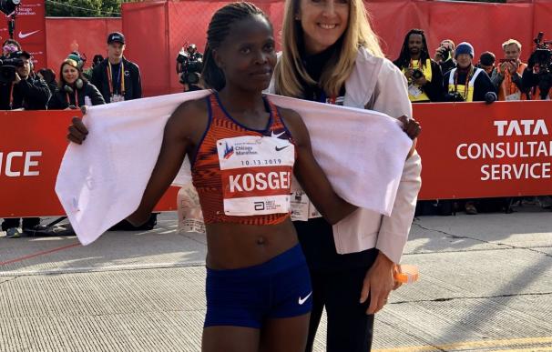 La británica Paula Radcliffe posa con Brigid Kosgei en la meta después de que Kosgei le arrebatase el récord. /Chicago Marathon